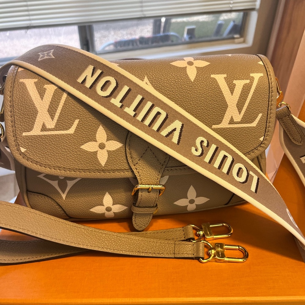Louis Vuitton Diane beige/cream Monogram Shoulder Bag - Picture 2 of 10
